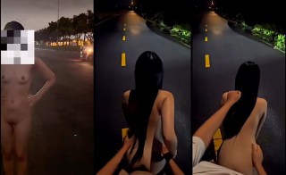 Public phô dâm đẳng cấp . Em gái Thủ Đức trần truồng hồn nhiên bú cu giữa quốc lộ