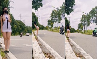 Public cực bạo giữa đường vạch vú khoe lồn giữa ban ngày
