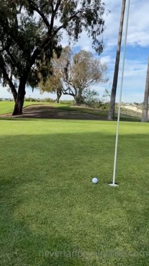 Chơi golf mà nhiều lỗ quá nên chọn đâm lỗ nào đây