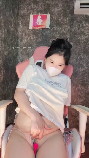Clip bé Ly Xù nhét trứng rung vào trong quần silip