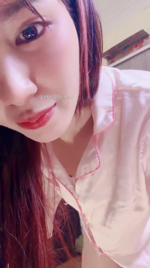Cô Gái Hớn Hở Ra Mặt Từ Khi Sắm Được Đồ Chơi Cu Nhựa